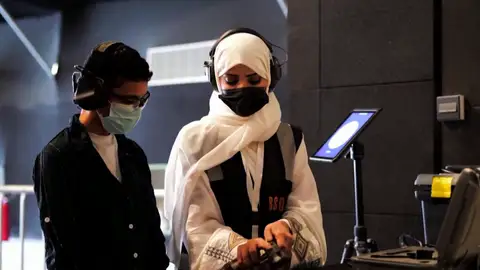 Mona Al-Khurais, la primera mujer entrenadora de armas de fuego en Arabia Saudí Mona Al-Khurais, la primera mujer entrenadora de armas de fuego en Arabia Saudí