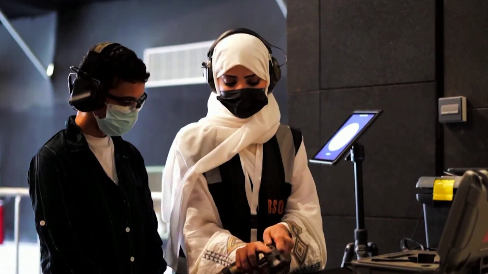 Mona Al-Khurais, la primera mujer entrenadora de armas de fuego en Arabia Saudí Mona Al-Khurais, la primera mujer entrenadora de armas de fuego en Arabia Saudí