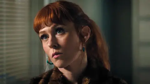 Morgane se topa con el lado más duro de su profesión, ¿dejaría a un inocente pudrirse entre rejas? Morgane se topa con el lado más duro de su profesión, ¿dejaría a un inocente pudrirse entre rejas?