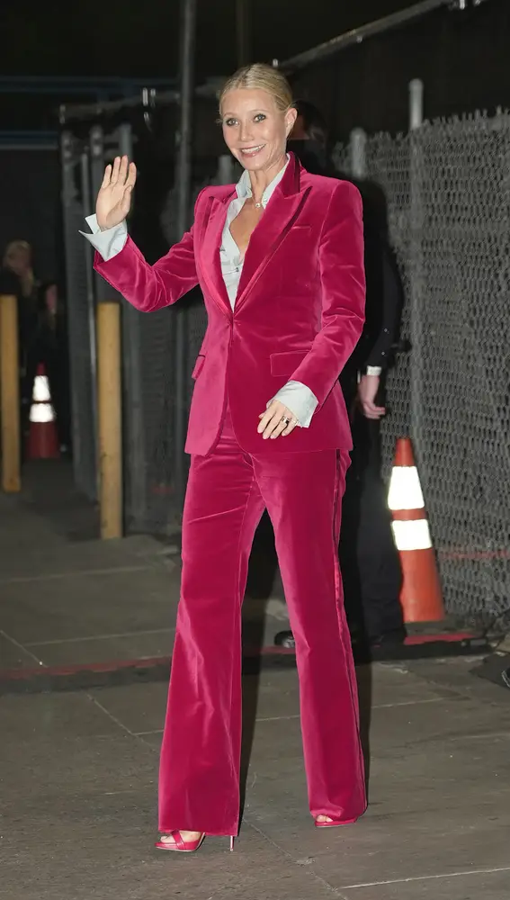 Gwyneth Paltrow con un esmoquin de terciopelo rojo de Gucci