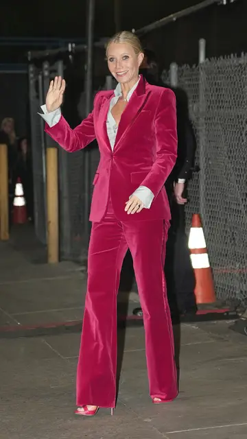 Gwyneth Paltrow con un esmoquin de terciopelo rojo de Gucci Gwyneth Paltrow con un esmoquin de terciopelo rojo de Gucci