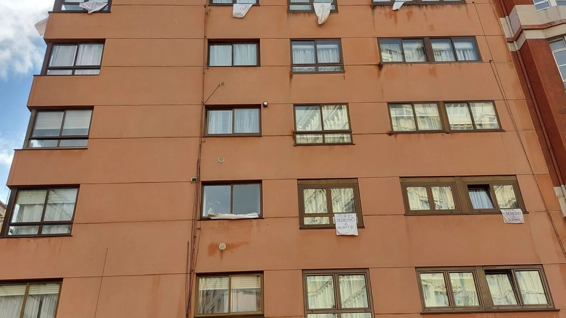 Los vecinos del barrio de Orzán sacan sus sábanas a la ventana en protesta por los ruidos nocturnos