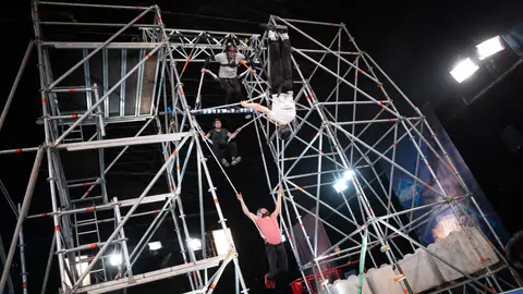 ¡La noria humana! Fuerza, equilibrio y sincronización entre cuatro acróbatas en 'El Hormiguero 3.0' ¡La noria humana! Fuerza, equilibrio y sincronización entre cuatro acróbatas en 'El Hormiguero 3.0'