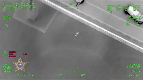 Un hombre se tira de un puente de 17 metros tras una persecución policial en Estados Unidos Un hombre se tira de un puente de 17 metros tras una persecución policial en Estados Unidos