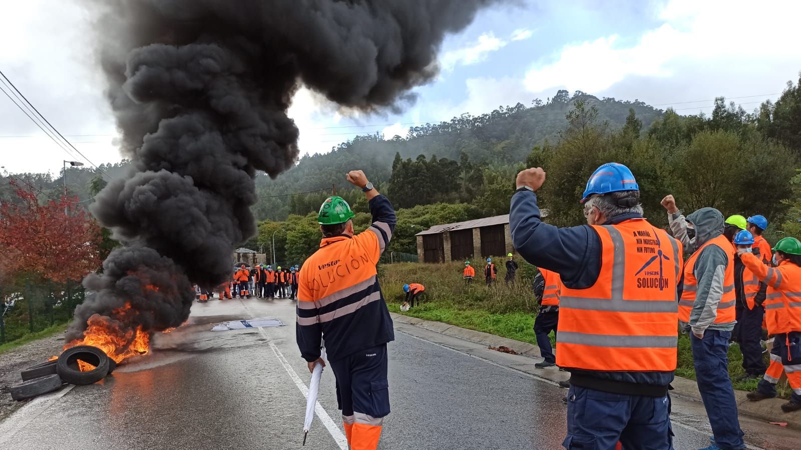 Quema de neumáticos en Viveiro contra el cierre de la planta de Vestas a 3 días de que finalice la negociación del ERE
