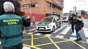 Traslado del detenido por el crimen de Lardero en un coche de la Guardia Civil