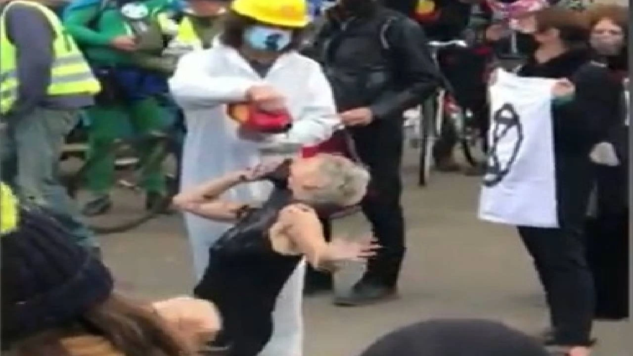 Mujer simula beber petr&oacute;leo