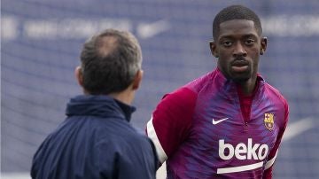 Ousmane Dembélé, en un entrenamiento junto a Sergi Barjuan