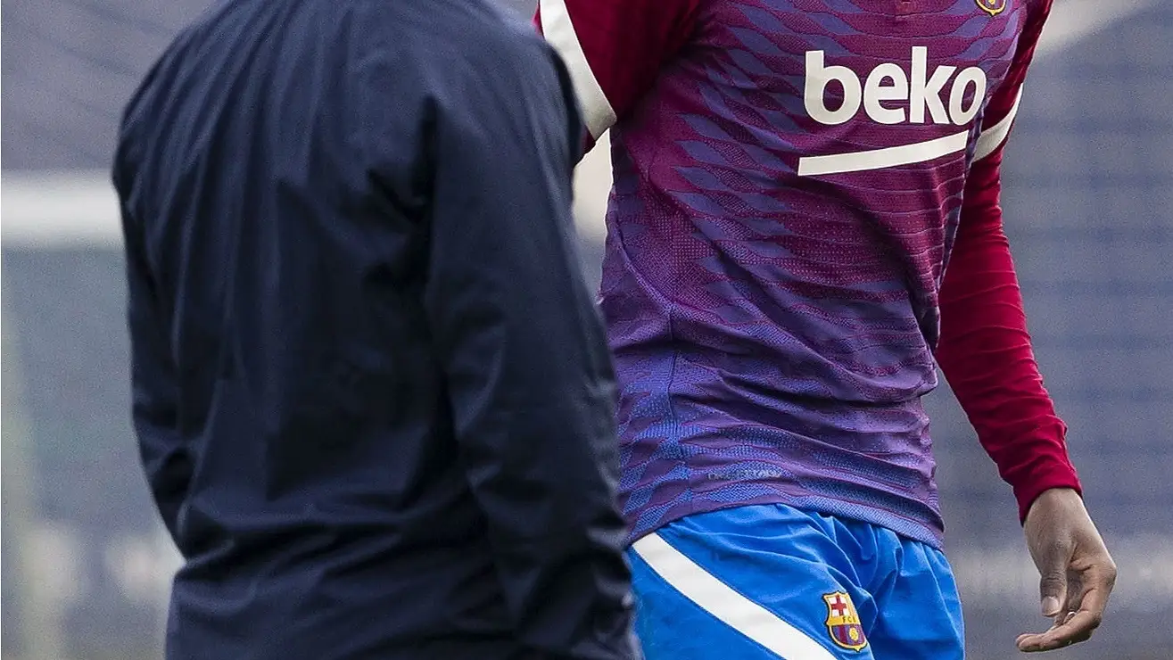 Ousmane Demb&eacute;l&eacute;, en un entrenamiento junto a Sergi Barjuan