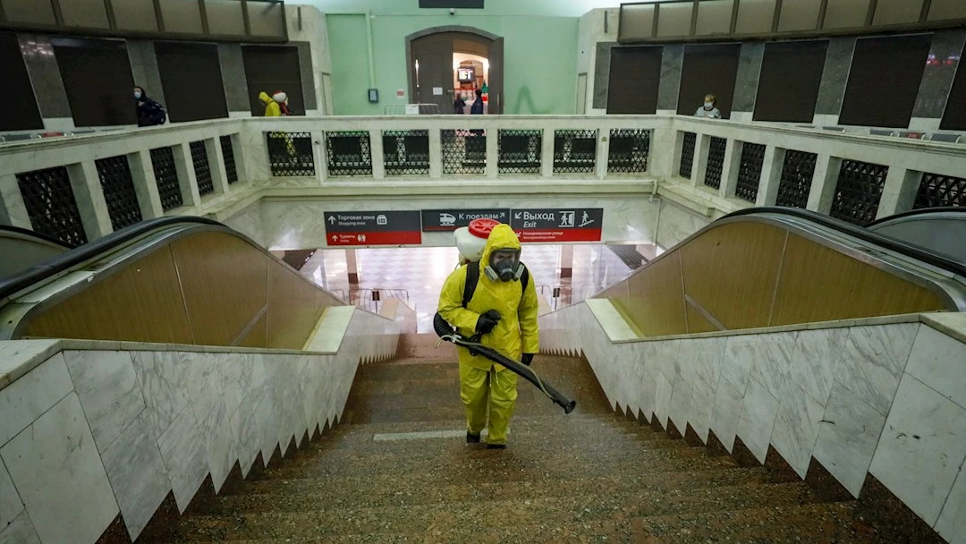 Un empleado del Ministerio de Emergencias de Rusia trabaja en las labores de desinfecci&oacute;n de la estaci&oacute;n de tren de Kazansky, en Mosc&uacute;.