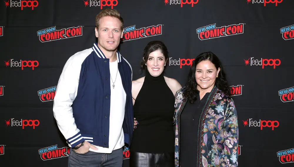 Sam Heughan, Mariul Davis (productora de 'Outlander') y Diana Gabaldon en la Comic-Con de Nueva York 2021