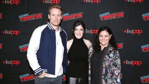 Sam Heughan, Mariul Davis (productora de 'Outlander') y Diana Gabaldon en la Comic-Con de Nueva York 2021 Sam Heughan, Mariul Davis (productora de 'Outlander') y Diana Gabaldon en la Comic-Con de Nueva York 2021