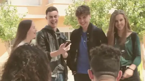 El video de los Mossos d'Esquadra para alertar contra el acoso escolar: "Un día más puede ser un infierno" El video de los Mossos d'Esquadra para alertar contra el acoso escolar: "Un día más puede ser un infierno"