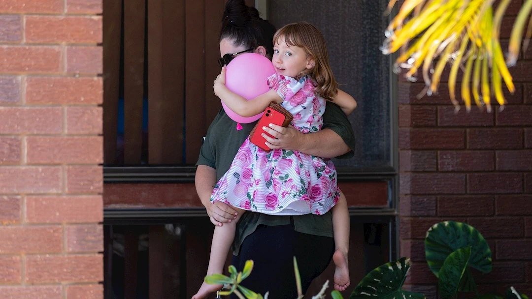 La pequeña Cleo Smith en brazos de su madre La pequeña Cleo Smith en brazos de su madre
