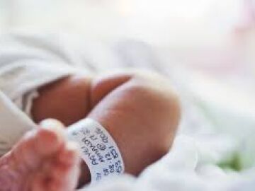 Pie de un bebé en el hospital