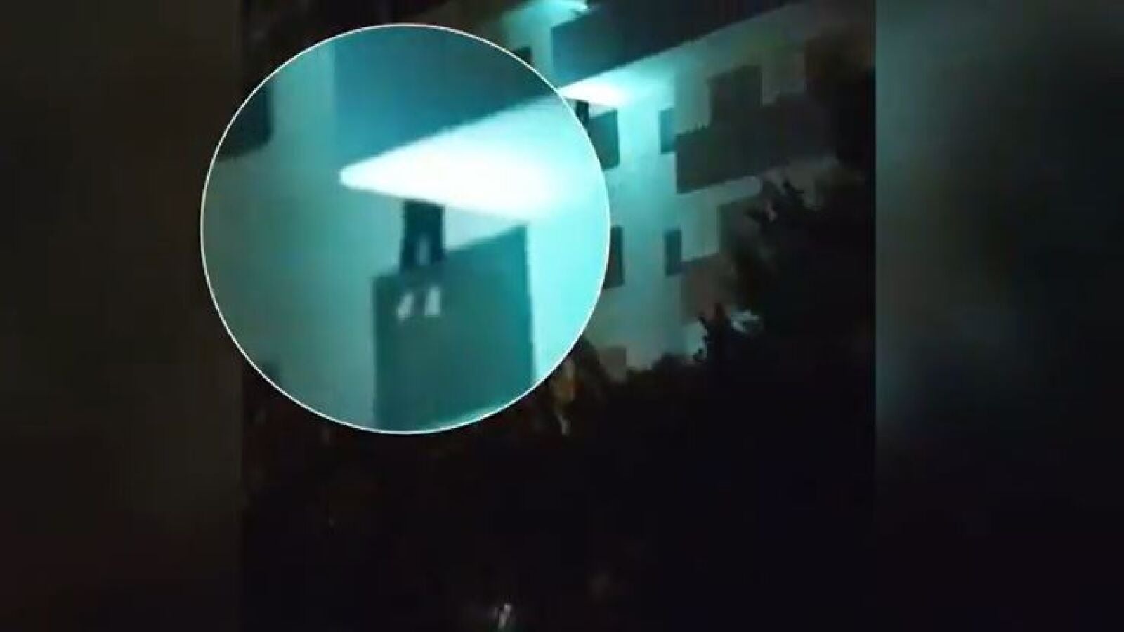 La Policía salva a un ladrón que intentaba descolgarse de un quinto piso en Fuengirola
