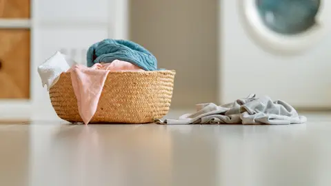 Cesto con ropa sucia Cesto con ropa sucia