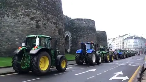 Una tractorada toma las calles de Lugo en protesta por el precio de la leche Una tractorada toma las calles de Lugo en protesta por el precio de la leche