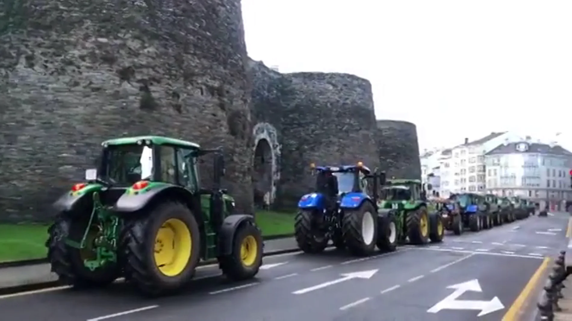 Una tractorada toma las calles de Lugo en protesta por el precio de la leche