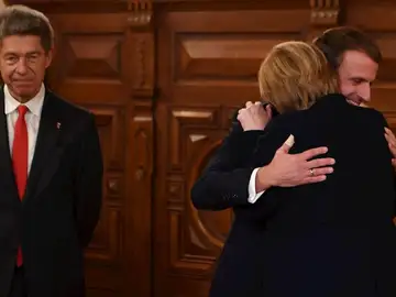 El emotivo abrazo de despedida entre Angela Merkel y Emmanuel Macron