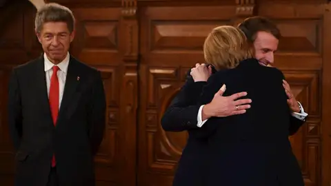 El emotivo abrazo de despedida entre Angela Merkel y Emmanuel Macron El emotivo abrazo de despedida entre Angela Merkel y Emmanuel Macron