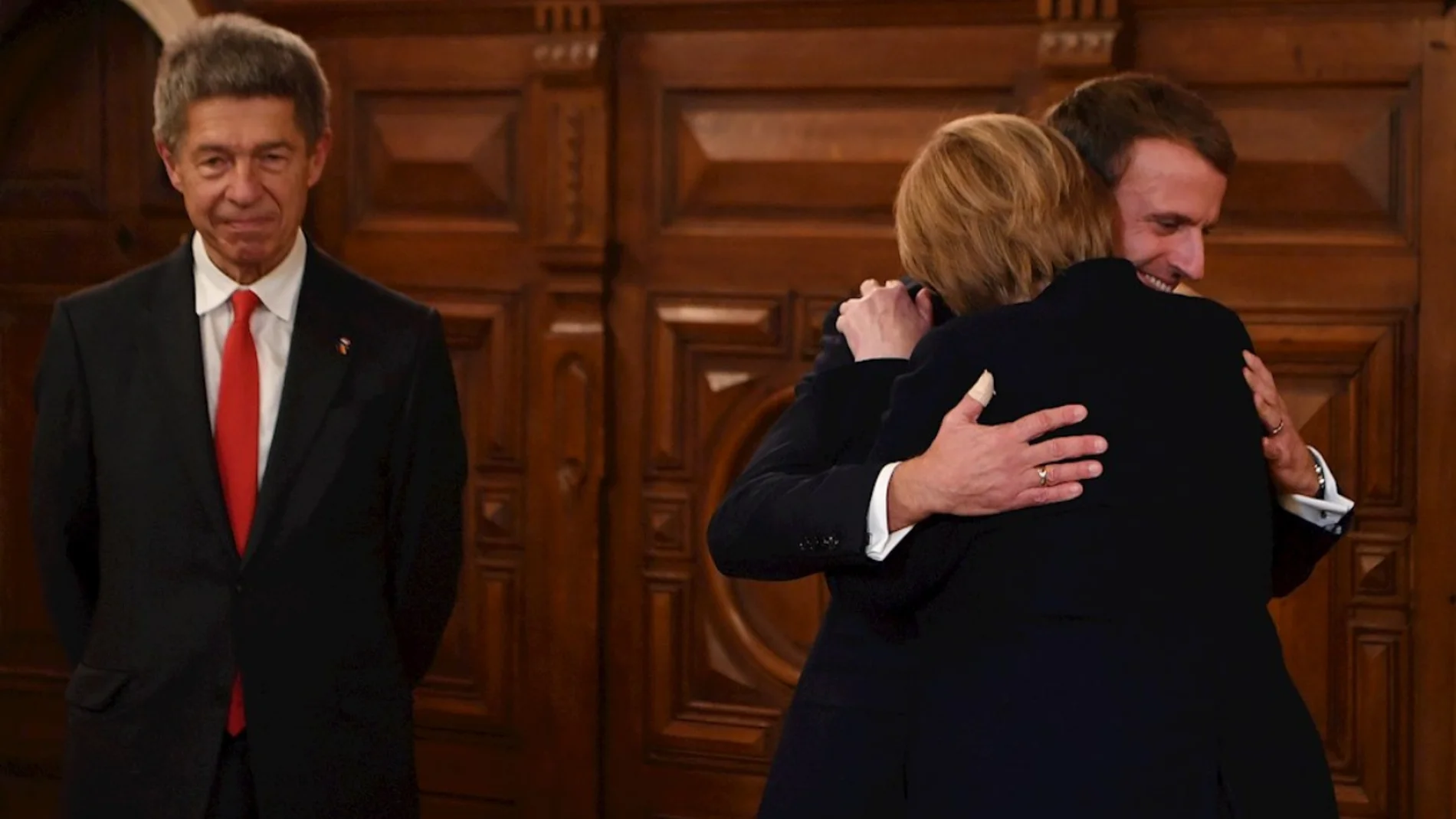 El emotivo abrazo de despedida entre Angela Merkel y Emmanuel Macron