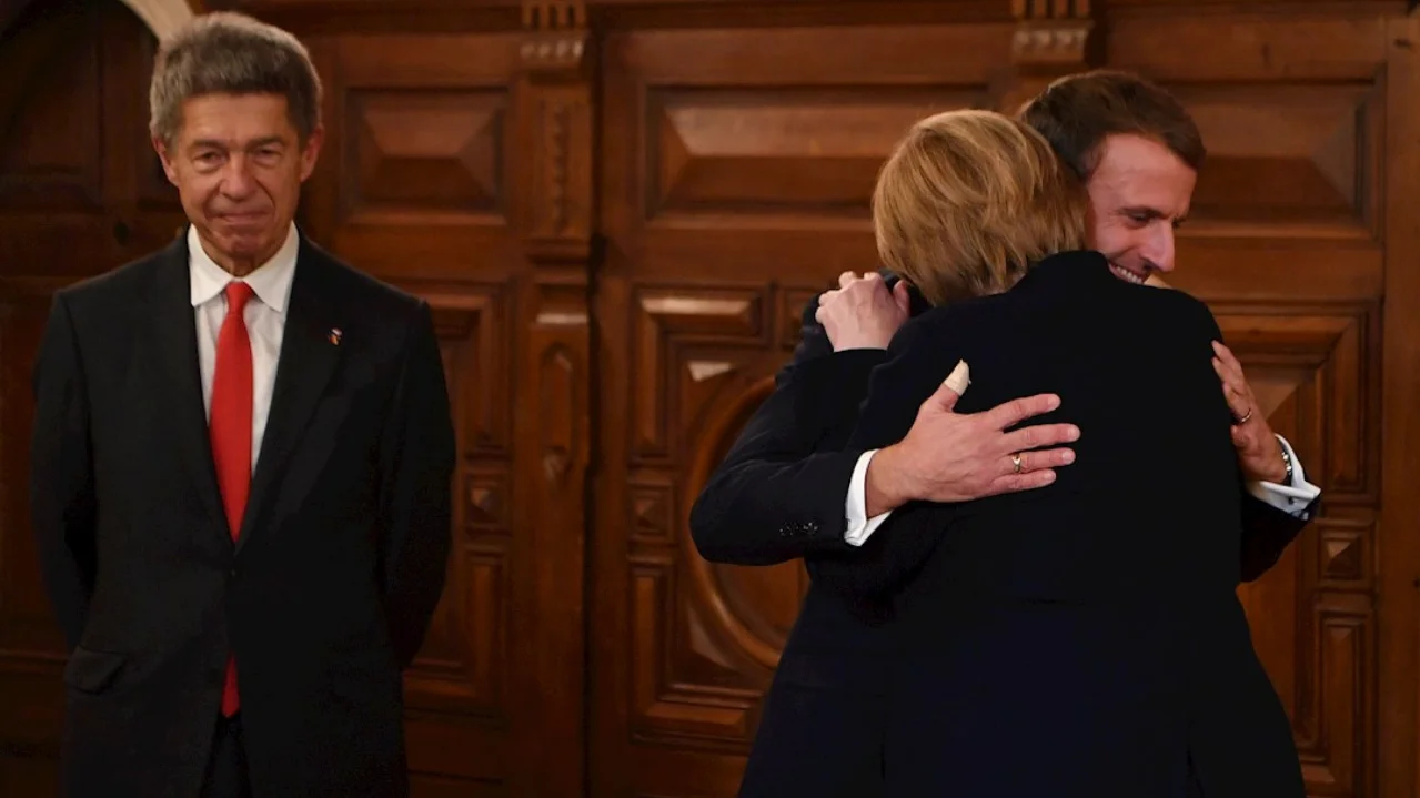El emotivo abrazo de despedida entre Angela Merkel y Emmanuel Macron El emotivo abrazo de despedida entre Angela Merkel y Emmanuel Macron