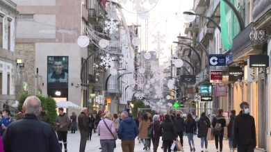 Ya es Navidad…casi dos meses antes: luces encendidas, balcones adornados y turrón agotado