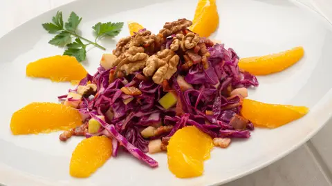 Deliciosa ensalada de lombarda con naranja y nueces Deliciosa ensalada de lombarda con naranja y nueces