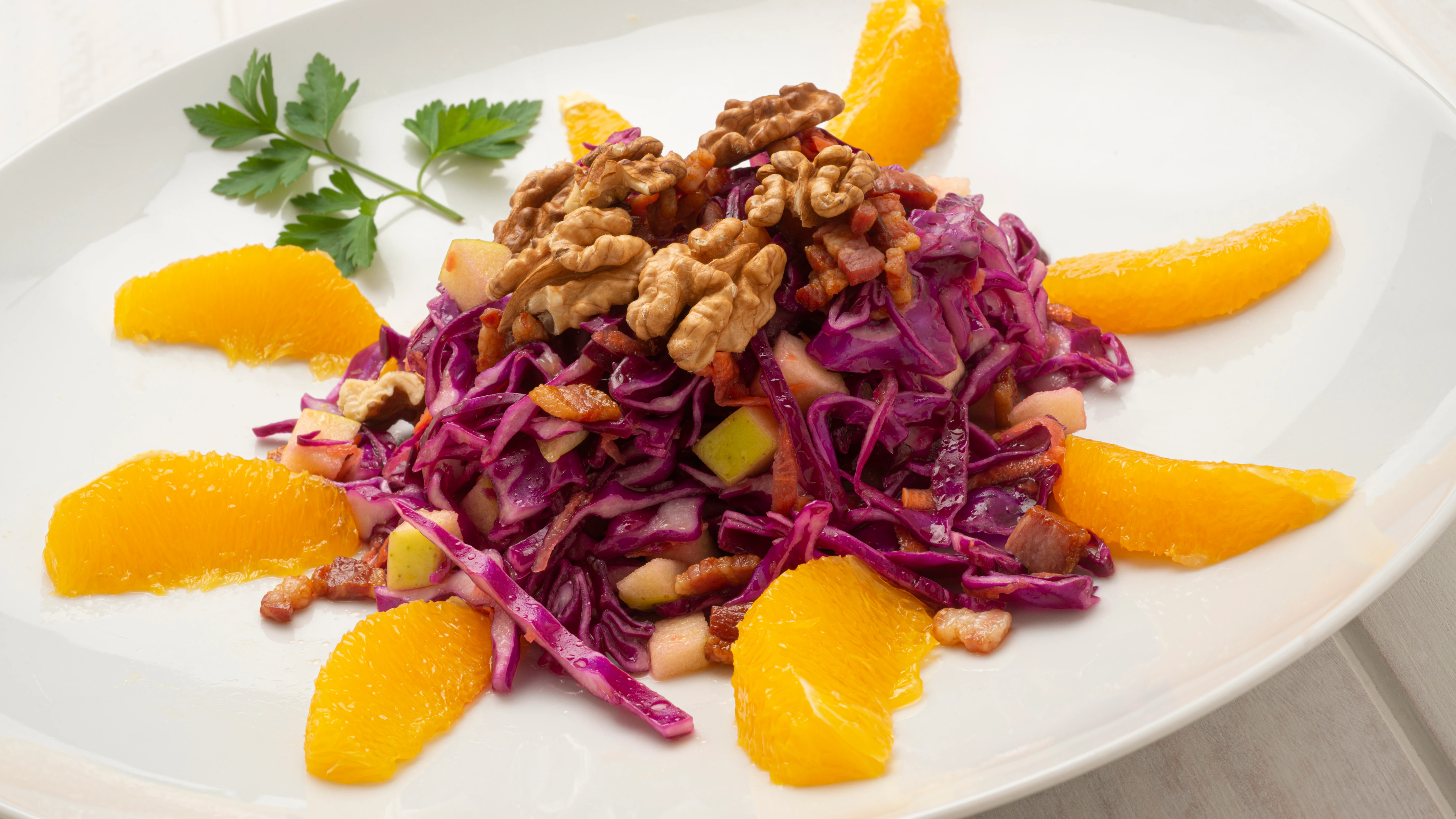 Deliciosa ensalada de lombarda con naranja y nueces