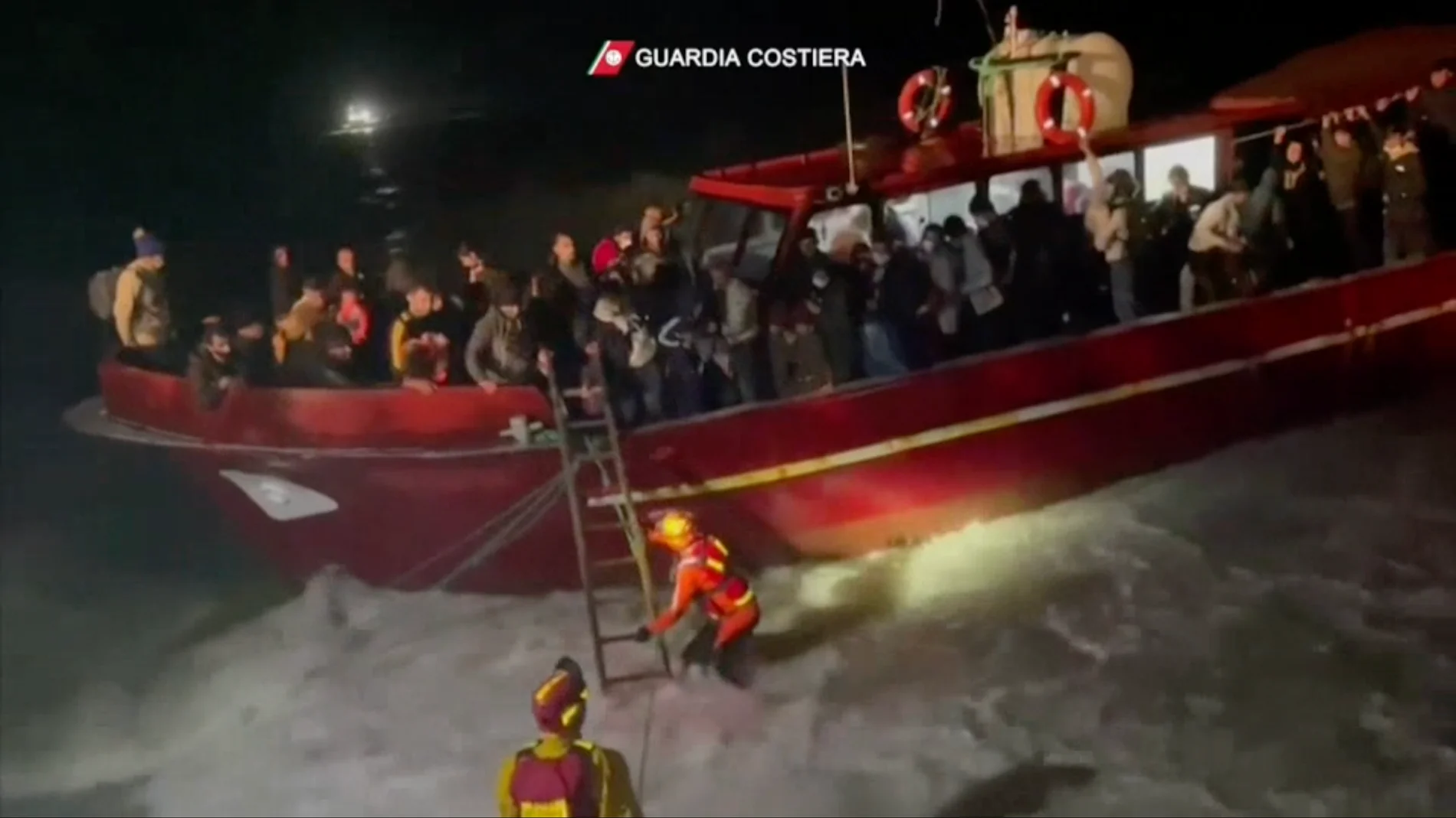 Más de 800 migrantes esperan en un barco humanitario a la espera de desembarcar en Lampedusa