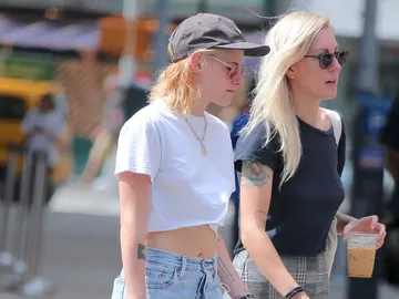 Kristen Stewart y su novia Dylan Meyer Kristen Stewart y su novia Dylan Meyer