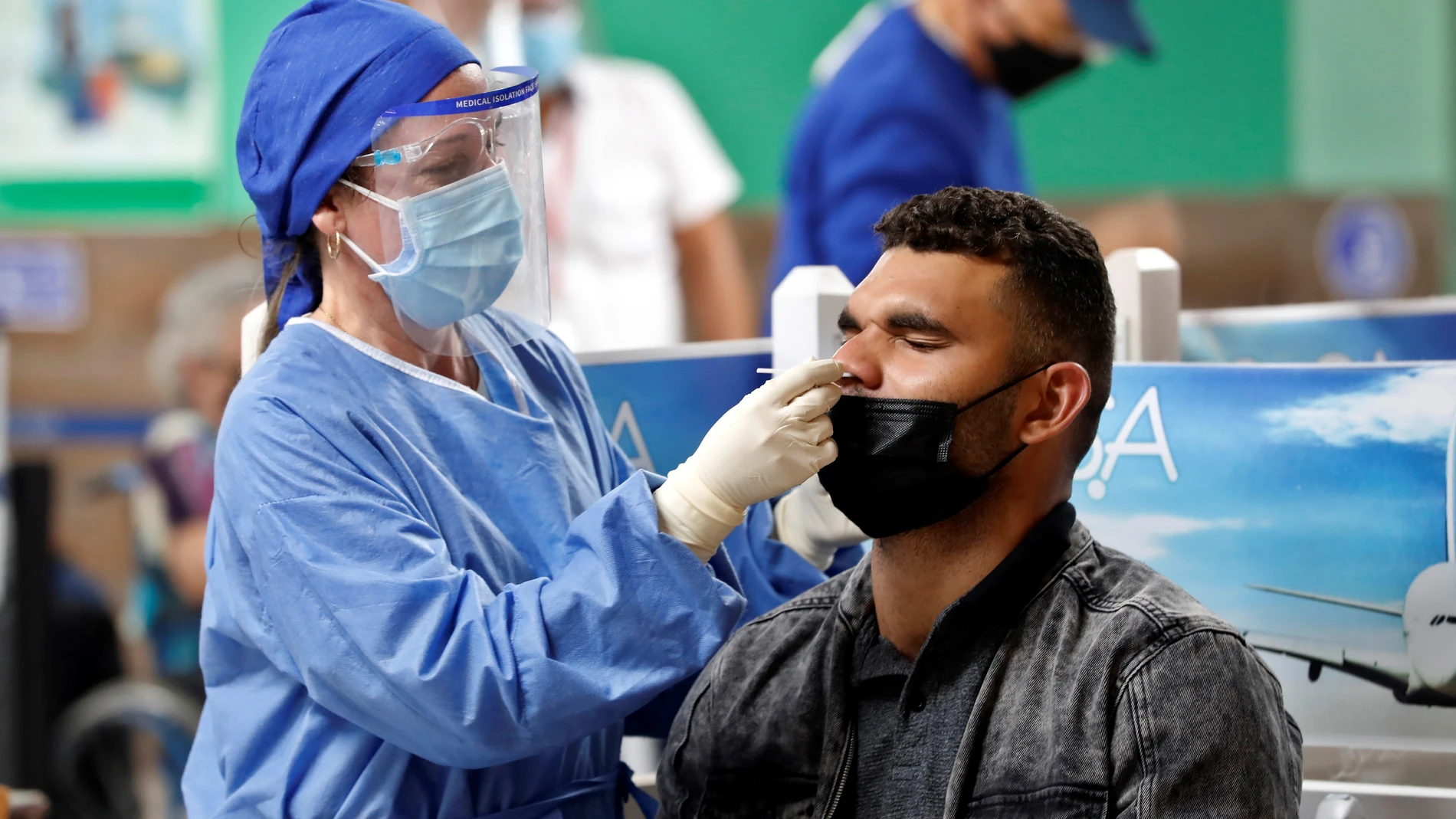 Sanidad notifica 3.093 nuevos casos y España vuelve a riesgo medio por coronavirus Sanidad notifica 3.093 nuevos casos y España vuelve a riesgo medio por coronavirus