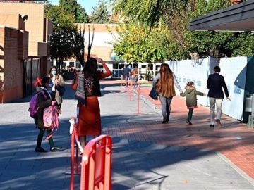 Las dos niñas heridas en el atropello en un colegio de Madrid están estables dentro de la gravedad 