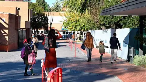 Las dos niñas heridas en el atropello en un colegio de Madrid están estables dentro de la gravedad Las dos niñas heridas en el atropello en un colegio de Madrid están estables dentro de la gravedad