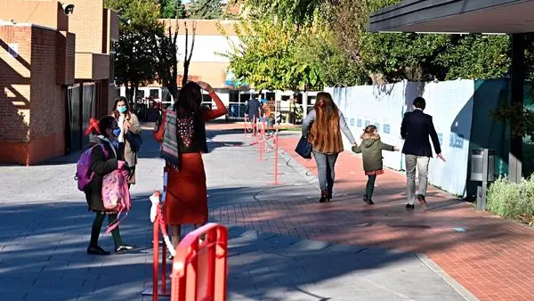 Las dos niñas heridas en el atropello en un colegio de Madrid están estables dentro de la gravedad Las dos niñas heridas en el atropello en un colegio de Madrid están estables dentro de la gravedad