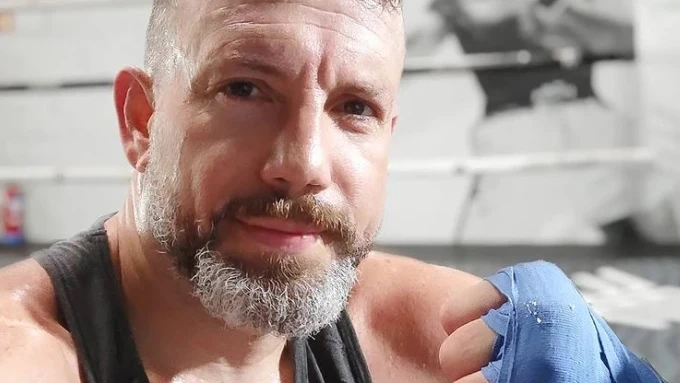 Ricardo Serravalle, el entrenador de boxeo que ha golpeado un saco durante 27 horas Ricardo Serravalle, el entrenador de boxeo que ha golpeado un saco durante 27 horas