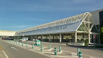 Cerrado el aeropuerto de Palma, en Mallorca, después de que varios pasajeros huyeran por las pistas