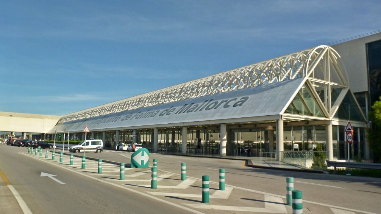 Reabierto el aeropuerto de Palma, en Mallorca, después de que varios  pasajeros huyeran por las pistas