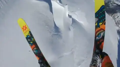Markus Eder, el mejor esquiador del mundo, se juega la vida esquiando por un glaciar en los Alpes: "Podía haber una avalancha" Markus Eder, el mejor esquiador del mundo, se juega la vida esquiando por un glaciar en los Alpes: "Podía haber una avalancha"