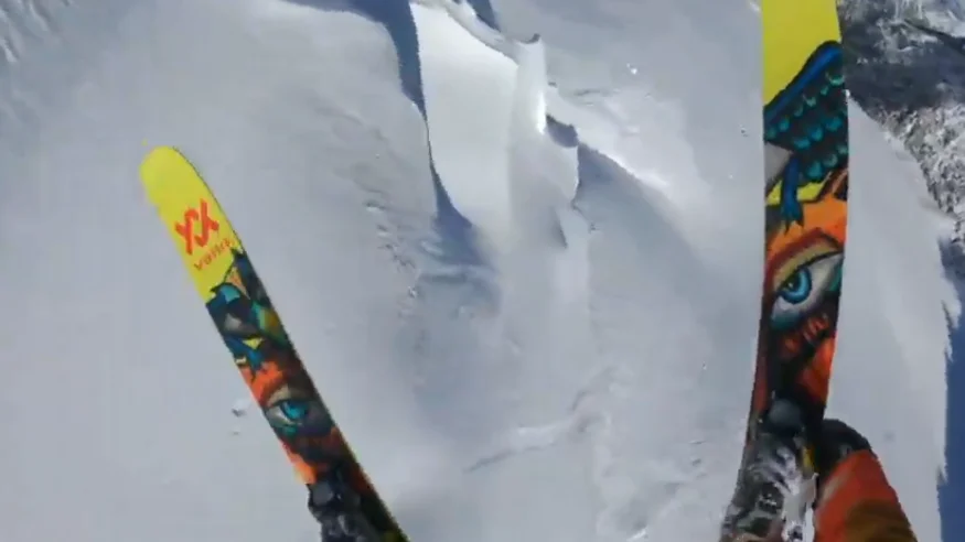 Markus Eder, el mejor esquiador del mundo, se juega la vida esquiando por un glaciar en los Alpes: "Podía haber una avalancha" Markus Eder, el mejor esquiador del mundo, se juega la vida esquiando por un glaciar en los Alpes: "Podía haber una avalancha"