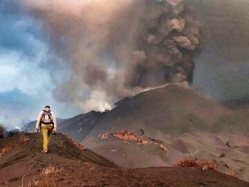 Aparecen por primera vez depósitos de azufre elemental en el volcán de La Palma que podría suponer un "cambio claro"