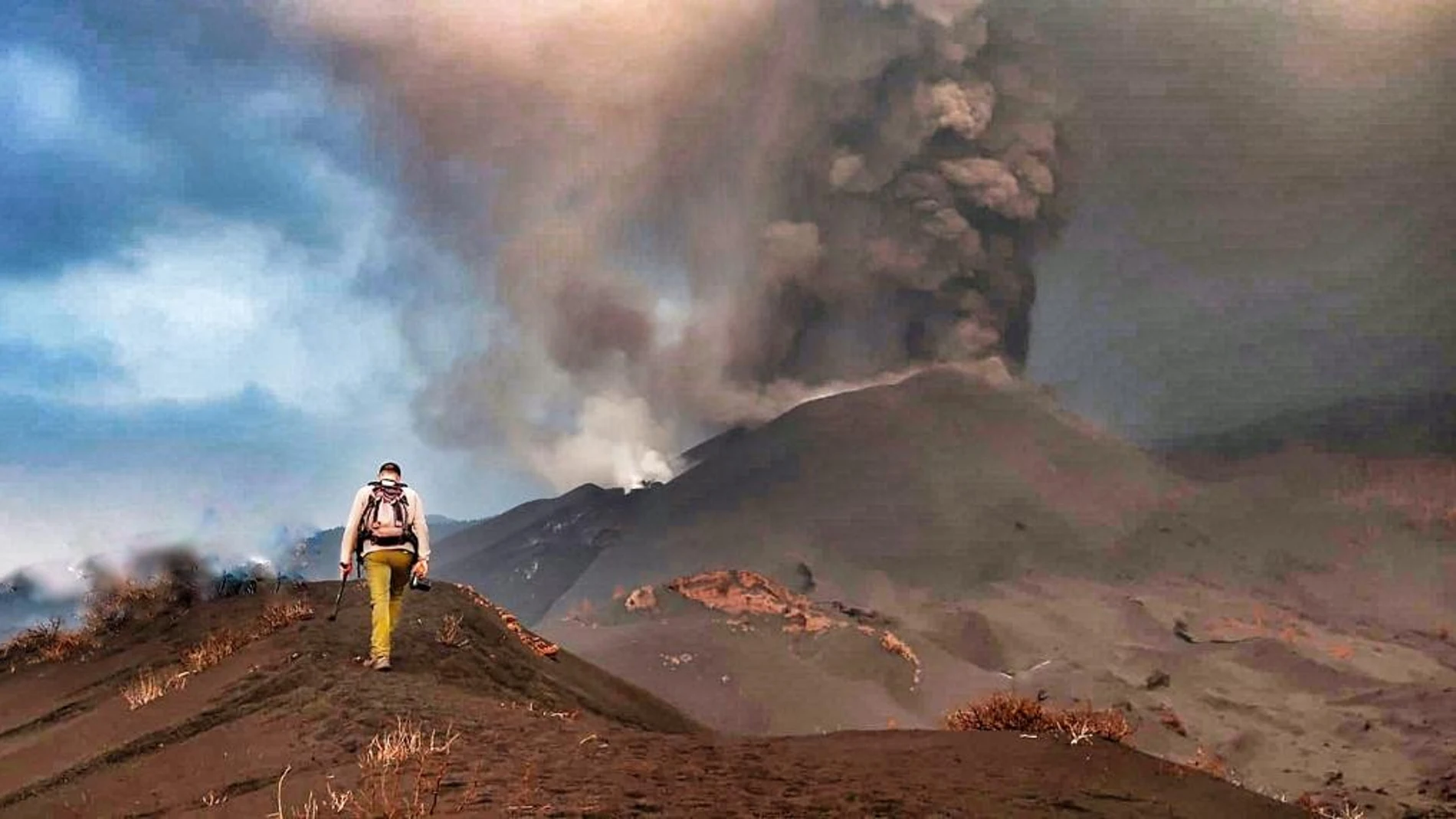 Aparecen por primera vez depósitos de azufre elemental en el volcán de La Palma que podría suponer un "cambio claro"