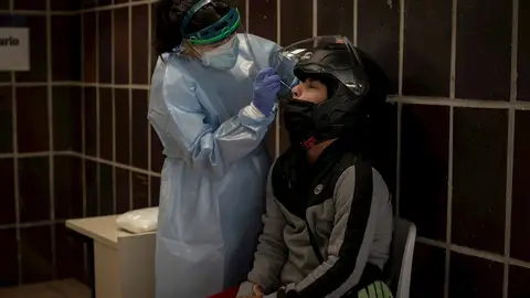 Una trabajadora sanitaria realiza una prueba PCR, en una imagen de archivo Una trabajadora sanitaria realiza una prueba PCR, en una imagen de archivo