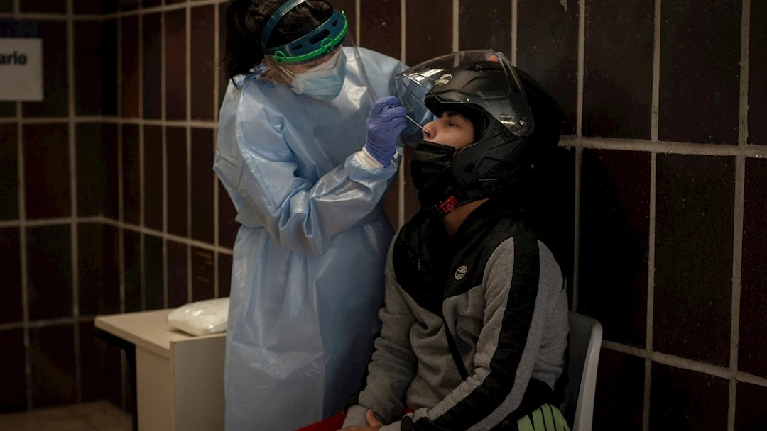 Una trabajadora sanitaria realiza una prueba PCR, en una imagen de archivo Una trabajadora sanitaria realiza una prueba PCR, en una imagen de archivo