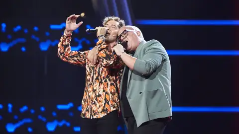 ¡Impresionante! David Bisbal y Besay Pérez, un dúo perfecto cantando ‘Abriré la puerta’ en ‘La Voz’ ¡Impresionante! David Bisbal y Besay Pérez, un dúo perfecto cantando ‘Abriré la puerta’ en ‘La Voz’