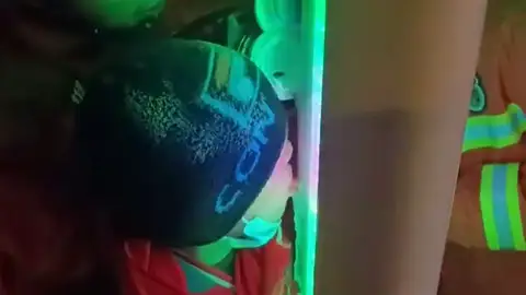 Los bomberos liberan a un niño al que se le había pegado la lengua a un poste congelado Los bomberos liberan a un niño al que se le había pegado la lengua a un poste congelado