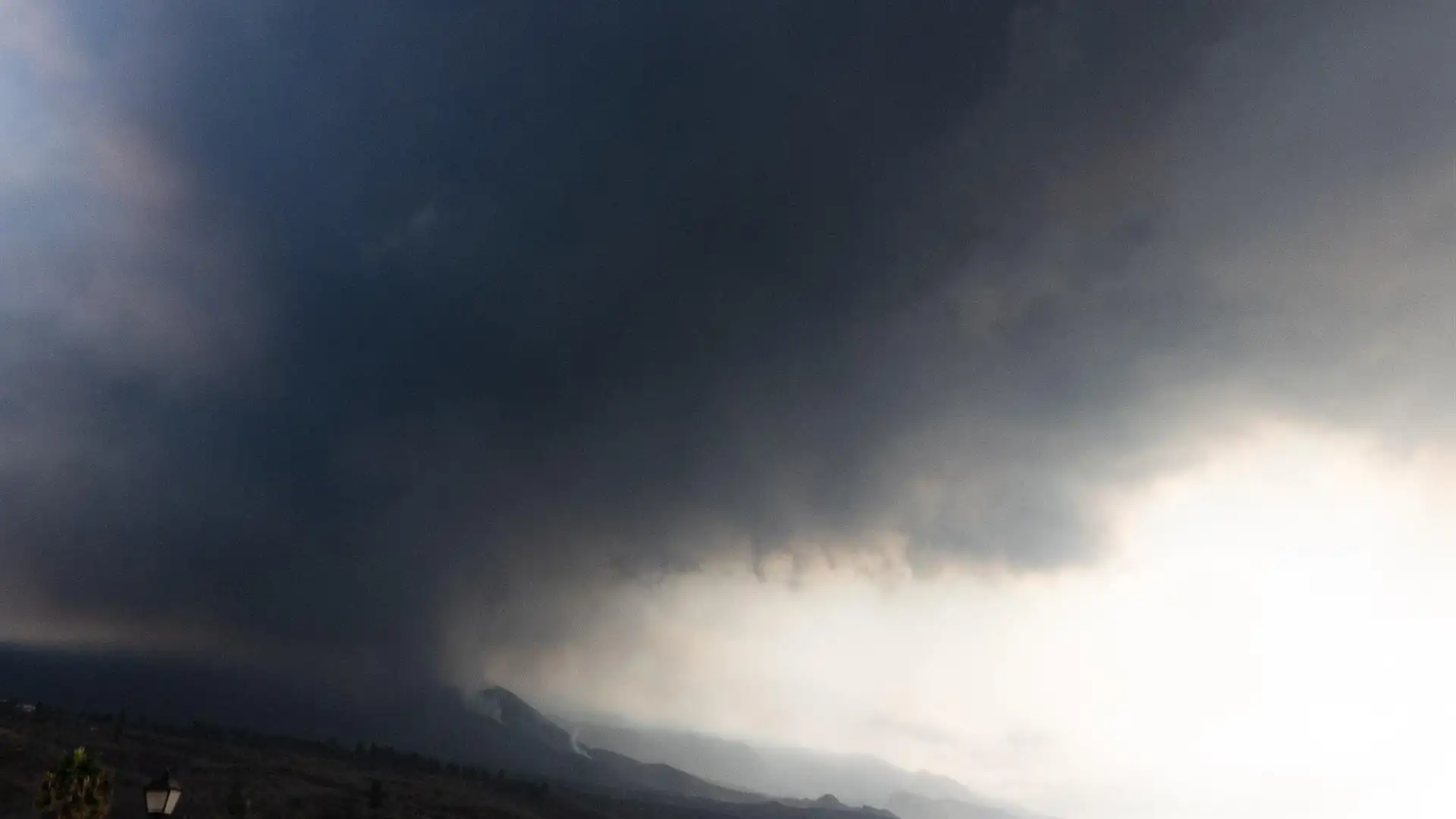 El viento desplaza las cenizas del volcán de La Palma hacia el sur, pero sigue preocupando la calidad del aire El viento desplaza las cenizas del volcán de La Palma hacia el sur, pero sigue preocupando la calidad del aire