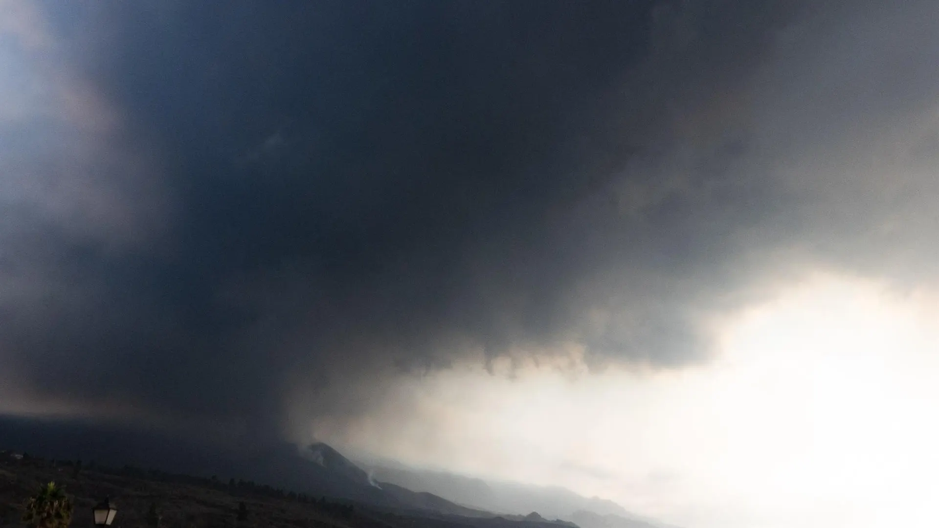 El viento desplaza las cenizas del volcán de La Palma hacia el sur, pero sigue preocupando la calidad del aire El viento desplaza las cenizas del volcán de La Palma hacia el sur, pero sigue preocupando la calidad del aire