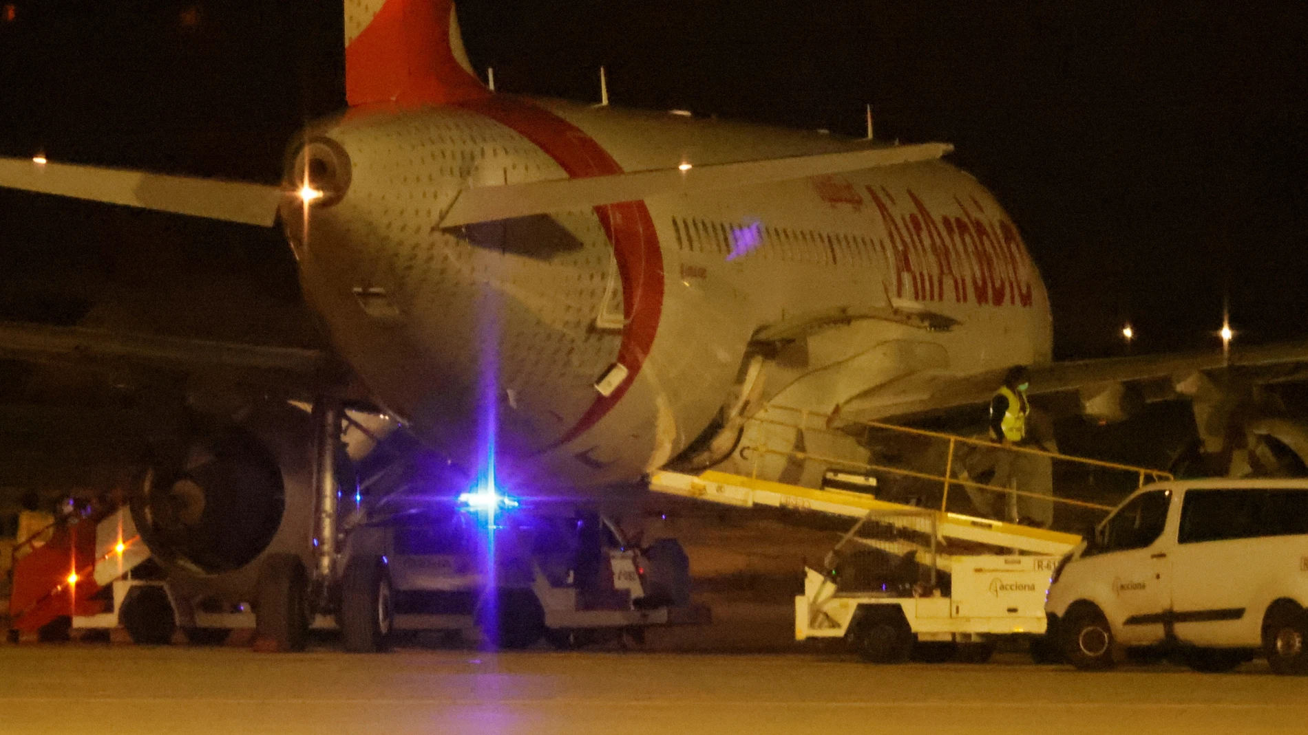 El pasajero que fingió un un coma diabético en el vuelo que tuvo que aterrizar de emergencia en Palma ha pedido asilo político